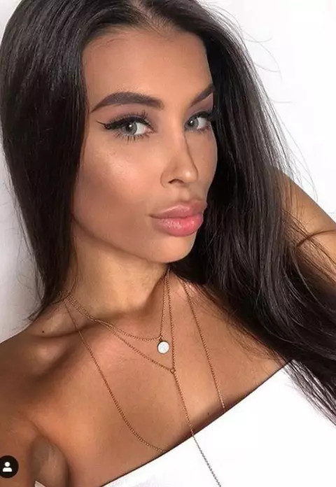 Ea e Suzan Lazăr, bomba sexy care câștigă 9.000 de euro doar din Instagram! Românca vrea să pozeze în Playboy și să devină învățătoare