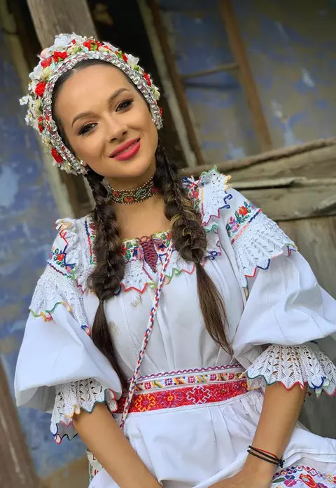 Cine e Vlăduța Lupău? Ea este noua senzație a muzicii populare