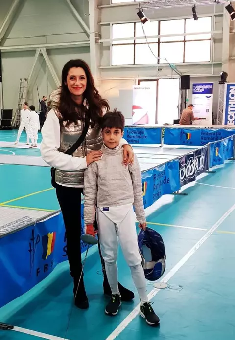 Fiul Iulianei Tudor, un copil model: la 9 ani practică 3 sporturi şi cântă la pian