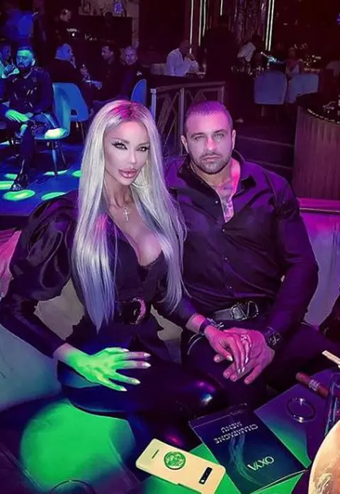 Bianca Drăgușanu și Alex Bodi și-au mai dat o șansă. Au uitat complet de divorț și au petrecut la ziua lui Cătălin Botezatu