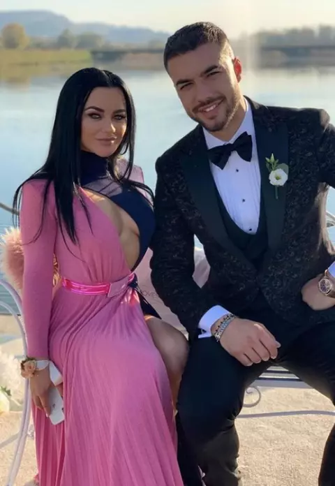 Carmen de la Sălciua este pregătită să devină mamă. Artista a ales deja numele fetiței