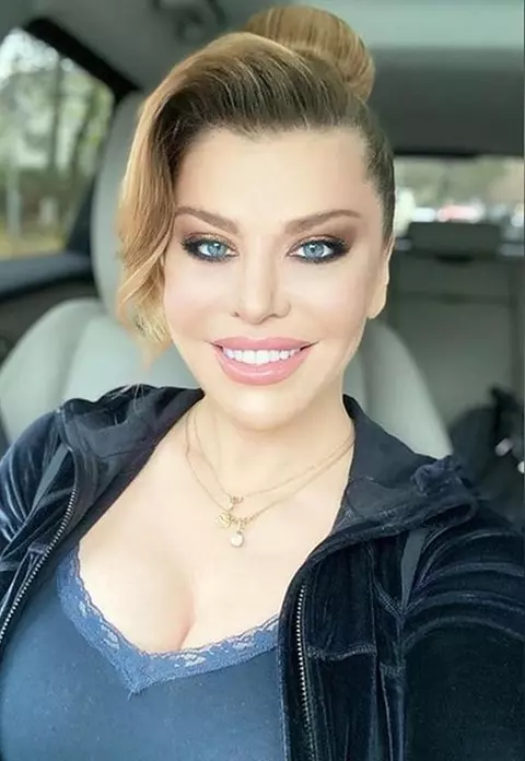 Loredana Groza împlinește 50 de ani. Vedeta arată la fel de bine ca la 16 ani, când a debutat și a câștigat premiul cel mare la Festivalul Mamaia!