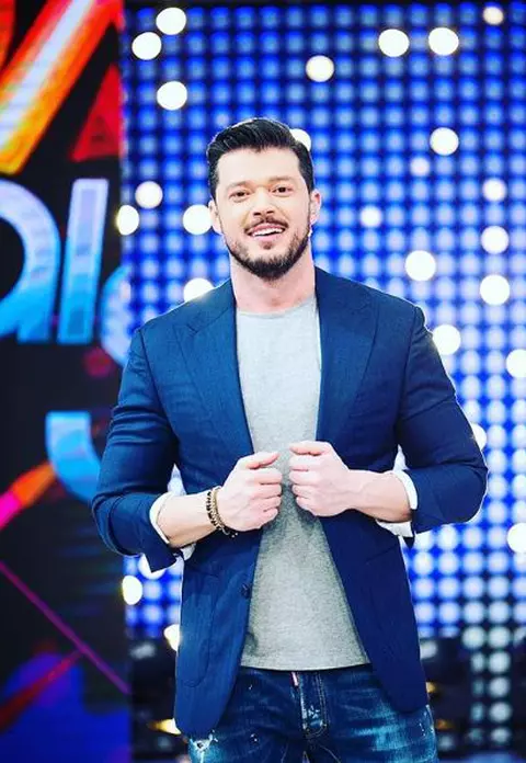 Victor Slav are o nouă iubită. Cine este blonda sexy de care s-a îndrăgostit