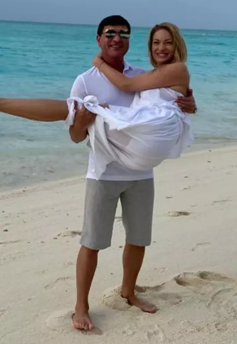 Valentina Pelinel și Cristi Borcea, vacanță exotică la început de an! Cum s-au fotografiat pe plajă, de ziua afaceristului