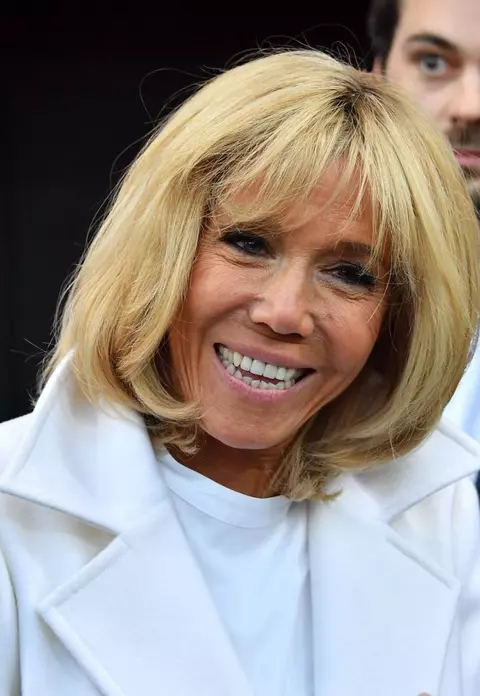 Brigitte Macron, un exemplu de stil. Prima Doamnă a Franței a făcut furori în palton, cu stiletto și fără ciorapi în picioare, în plină iarnă!