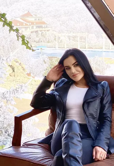 În timp ce Carmen de la Sălciua dă vina pe infidelitate pentru nefericirea ei, Culiță Sterp își prezintă noua cucerire: "Uitați ce iubită frumoasă am!"