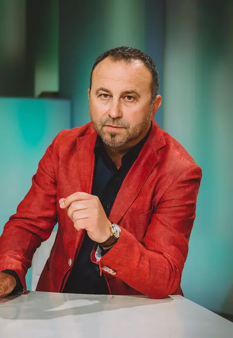 Cine este preotul de la Imperiul Leilor care face ciocolată cu cannabis. Dinu Criste a fost suspendat de BOR după ce a candidat la postul de primar!