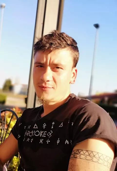 Cine este Florin Florea, fratele lui Cristian Șonea, de la Mireasa. Concurentul are o poveste de viață impresionantă: ”La vârsta de 3 ani am fost lăsat pe peronul gării”