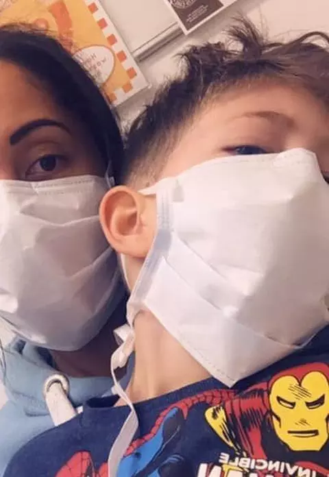 Un băiețel de 5 ani, infectat cu coronavirus, își întreabă mama dacă va muri. Mesajul emoționant al femeii: ”Stați acasă!”