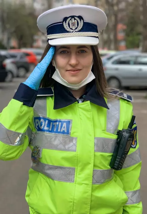 Ea este polițista de doar 20 de ani, care a impresionat o țară întreagă! A oprit un medic ieșit din gardă și l-a salutat în poziție de drepți, cu mâna la chipiu: "Am onoarea, domnule doctor! RESPECT"