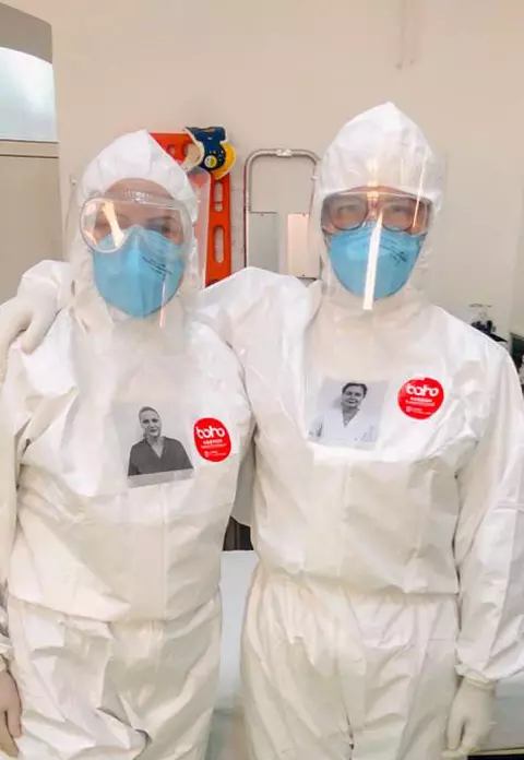 Imagini emoționante! Cadrele medicale din Timișoara și-au lipit pe piept fotografii în care zâmbesc: ”Dincolo de măști sau costume de protecție suntem oameni”
