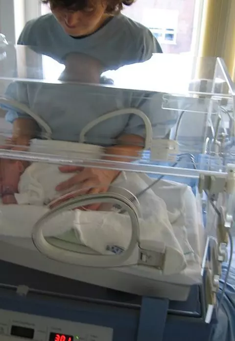 Zece bebeluși au fost infectați cu coronavirus la Maternitatea Odobescu din Timișoara. Ministrul Sănătății cere anchetă epidemiologică: ”Toată familia e în izolare”