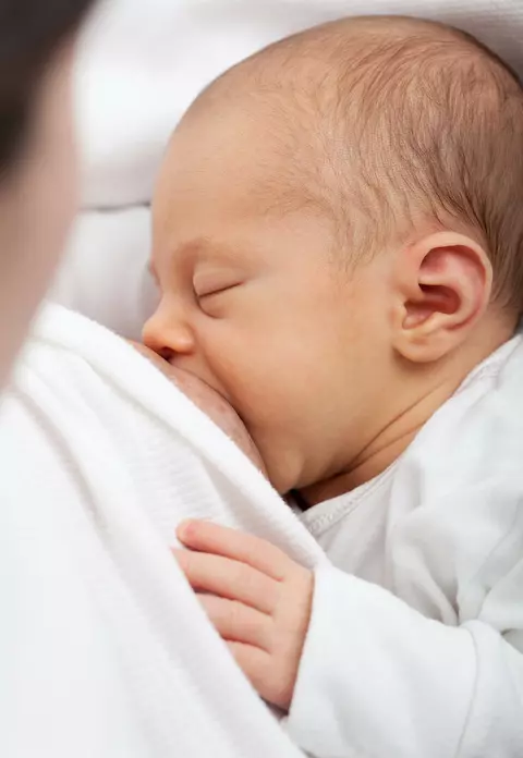 Coronavirus nu se ia prin alăptare. Mamele testate pozitiv cu COVID-19 își pot hrăni bebelușii cu lapte matern