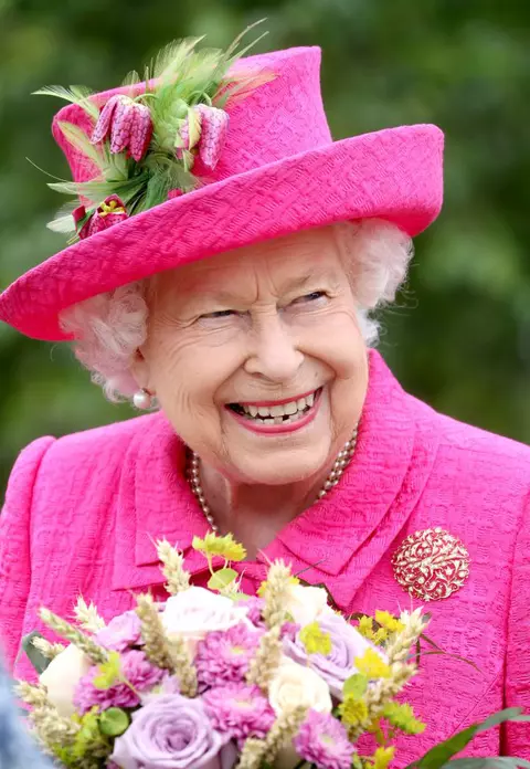 De ce l-a evitat Regina Elisabeta a II-a pe Nicolae Ceaușescu, în timpul vizitei la Buckingham. Regina Angliei s-a ascuns într-un tufiș!