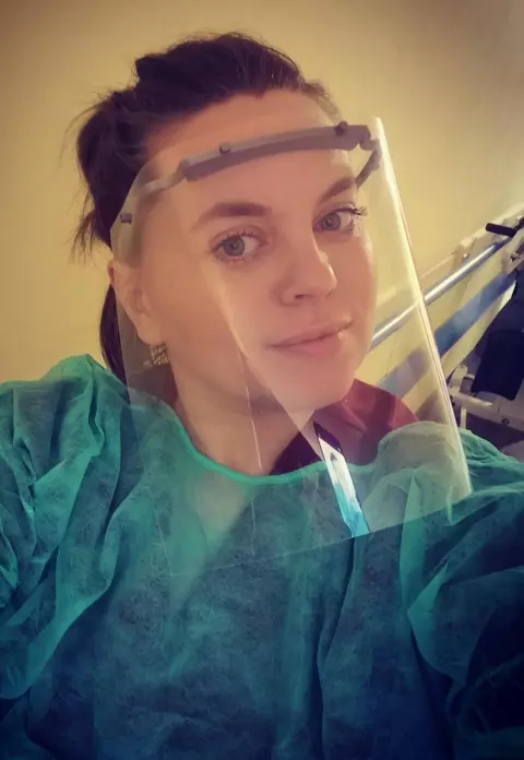 Eroii sunt printre noi. Larisa Pustiu, asistent medical în geriatrie, în Belgia: "Cât mă ține Dumnezeu sănătoasă și fără febra, continui să merg la muncă, pe timp de pandemie!"