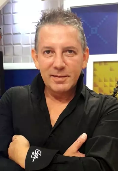 Imagini copleșitoare la biserica unde este depus trupul neînsuflețit al lui Costin Mărculescu. Prietenii i-au adus zeci de coroane de flori: "Nu te vom uita niciodată!"