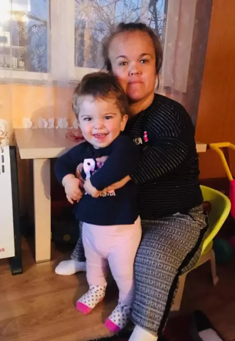 Emoționant! Ce spune fetița de 4 ani a Piticului Colorado despre tatăl ei. Circarul a murit când Eva avea doar 6 luni: ”O să fie mai greu”