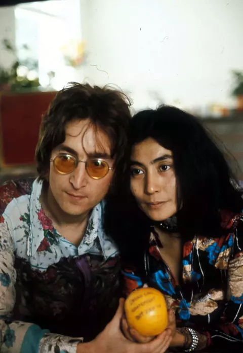 Yoko Ono, vaduva celebrului John Lennon, imobilizată în scaun cu rotile la 87 de ani: "Mă bucur de fiecare minut al vieții mele!". Ce acuze grave îi aduce fiul vitreg