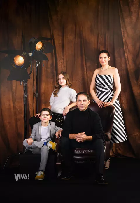 Dan Negru, primul pictorial alături de familie, cu soția și ambii copii: "Acasă nu vorbesc nici mult, nici tare". Cum este ca soț și ca tată / EXCLUSIV