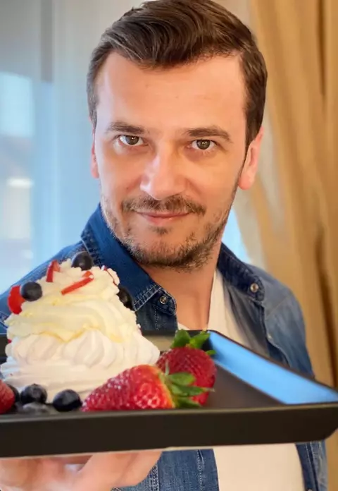 Rețeta de Pavlova a lui Dan Cruceru. Cu acest desert și-a cucerit soția