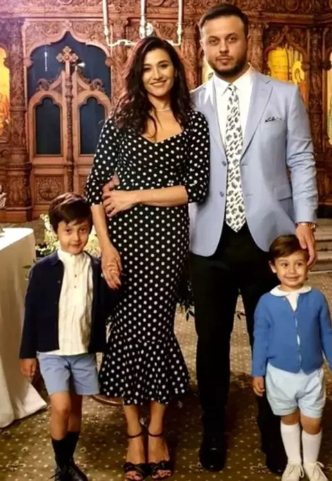 8Claudia-Pastrascanu-si-familia