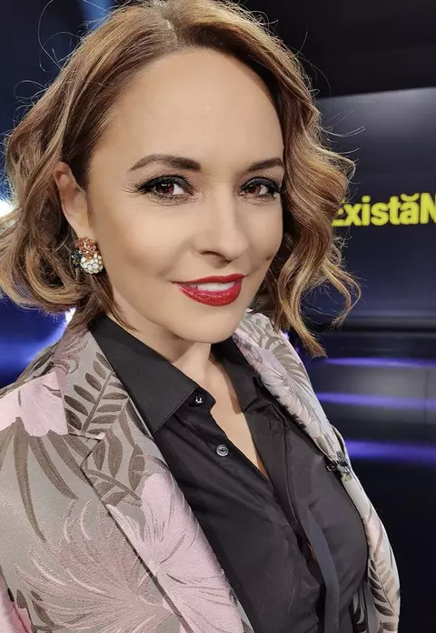 Andreea Marin a pozat în școlăriță, la 46 de ani. Cum arată în fustă scurtă, șosete și tocuri