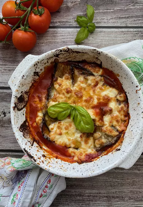 Rețetă de vinete cu roșii și parmezan. Un deliciu!