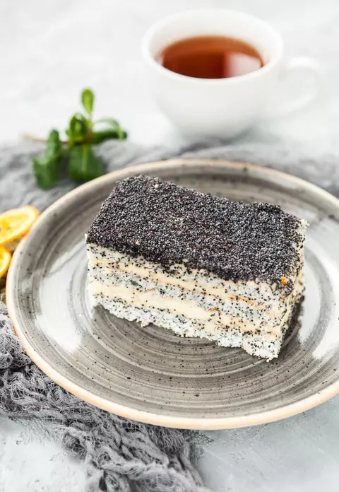 Rețetă de prăjitură Macarena. Deliciu cu mac și smântână