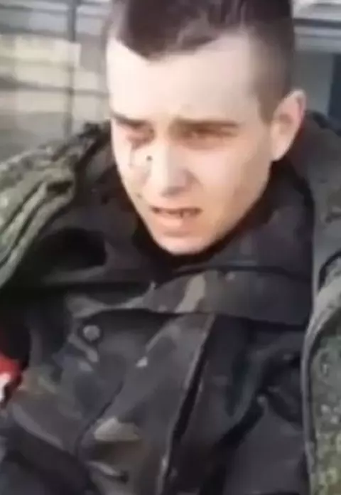 Momentul în care un ucrainean îngrijește un soldat rus: "Nimeni nu e fericit că e aici..."
