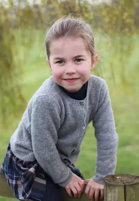 Prințesa Charlotte a împlinit 7 ani. Imaginile  publicate de Kate Middleton au cucerit internetul