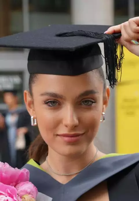 Alexia Eram a absolvit facultatea în Marea Britanie. Părinții și fratele i-au fost alături: "Suntem foarte mândri de tine"