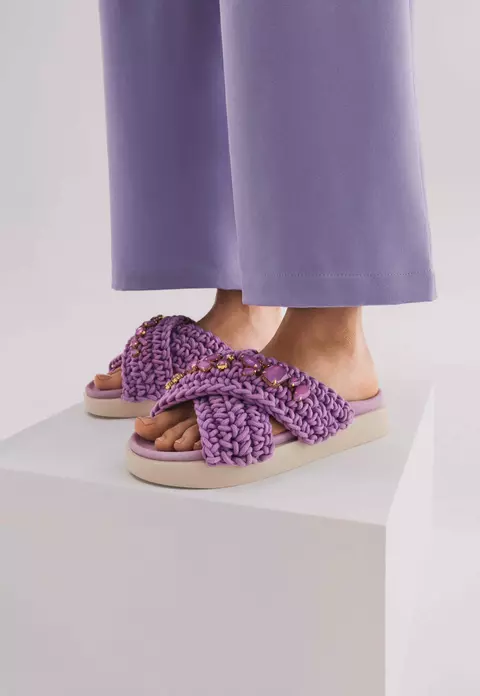 Trend report: sandale și flats pe care să le iei în vacanță.