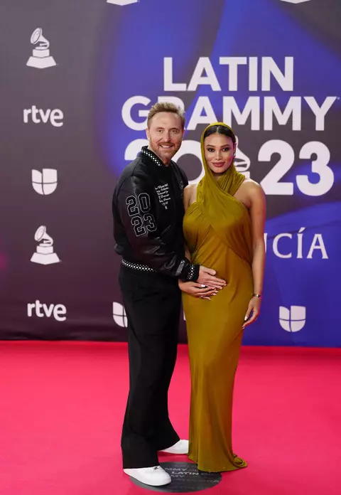 Pentru a patra oară DJ-ul numărul 1 al lumii, pentru a treia oară tată. David Guetta și Jessica Ledon au anunțat, în cadrul galei Latin Grammy, că vor deveni părinți