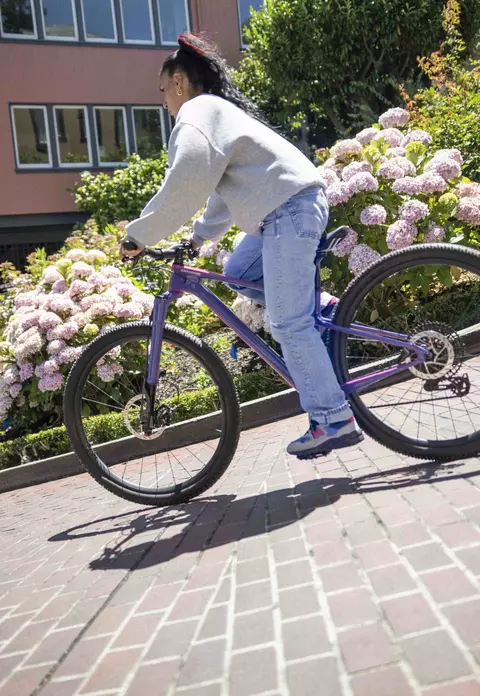 Levi’s și New Balance prezintă o colecție de încălțăminte inspirată de cultura Mountain Biking 