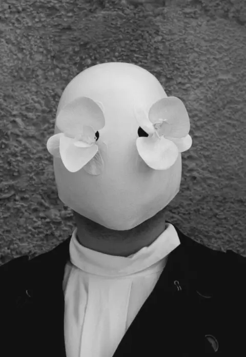 Masca "made in Romania" se poartă la Prada. Cine este în spatele acestei ținute extravagante?