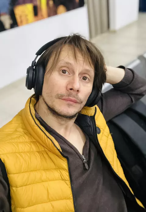 Marius Manole a plecat de acasă la 21 de ani și nu s-a bucurat de susținerea părinților în carieră, inițial: „Nu au vrut să mă fac actor. M-am certat cu ei…”. Cum a arătat copilăria lui