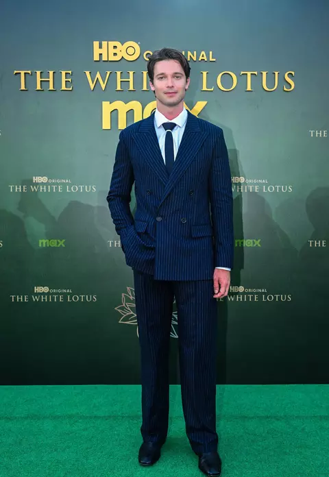 Patrick Schwarzenegger a purtat Tommy Hilfiger la premiera globală a serialului The White Lotus