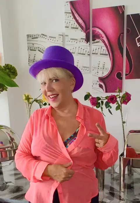 Când s-a apropiat Silvia Dumitrescu de Dumnezeu și pe cine critică dur: ”Să porți o cruciuliță la gât și să înjuri și să furi, să fii agresiv cu oamenii, să îți bați nevasta, copiii” / EXCLUSIV