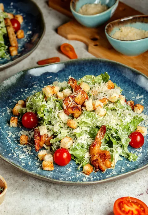Ce să pui în salata Caesar ca să iasă ca la restaurant. Ingredientul secret pentru un preparat perfect