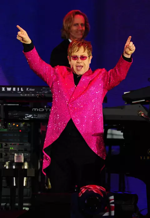 Bassistul lui Elton John a fost gasit impuscat