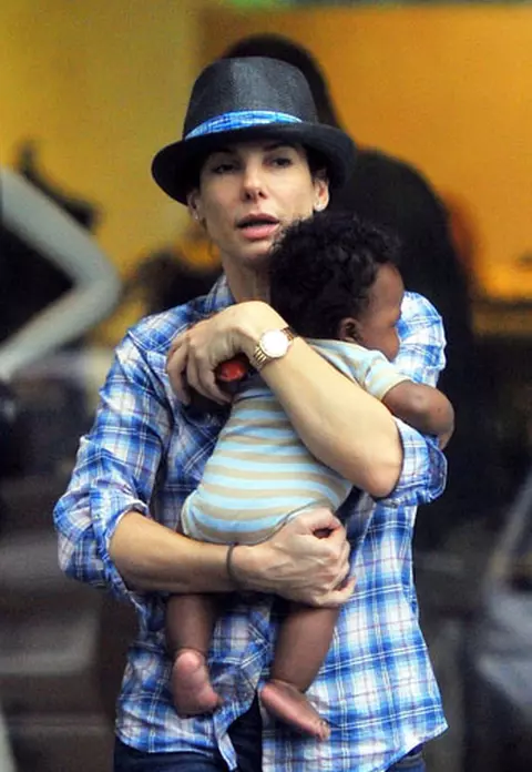 Sandra Bullock a divortat de Jesse James