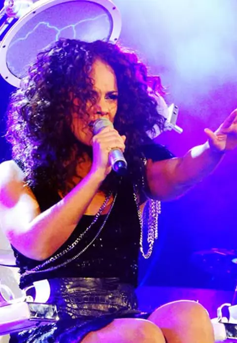 Insarcinata, Alicia Keys a cazut pe scena - VIDEO