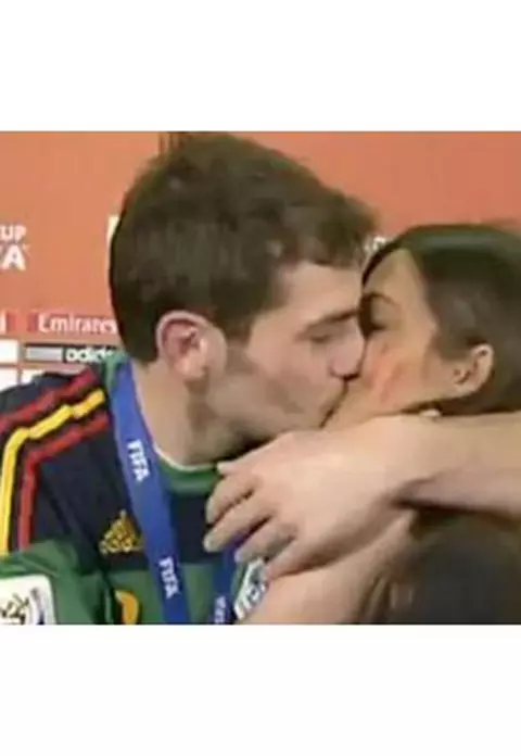 Iker Casillas, portarul Spaniei, si-a sarutat iubita jurnalista in direct - VIDEO