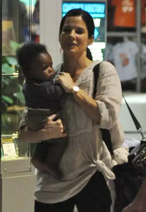 Fotografia zilei: Sandra Bullock si micutul Louis Bardo
