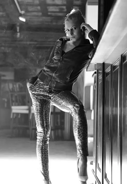 Lora va canta in deschiderea concertului Faithless