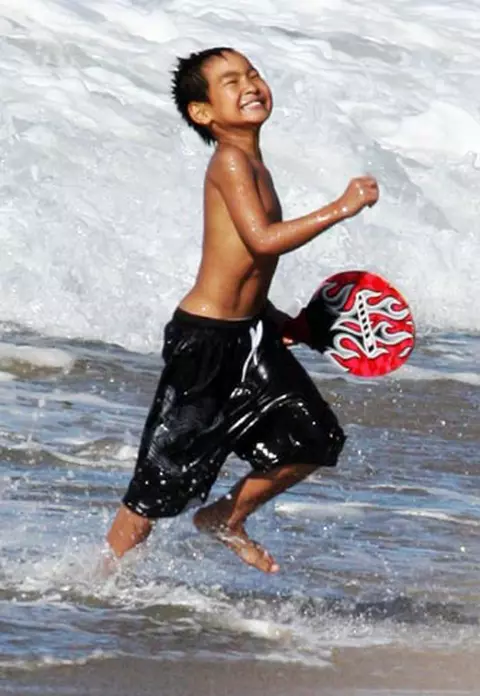 Brangelina l-a aniversat pe Maddox in California