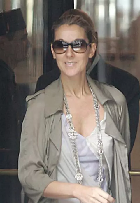 Celine Dion a fost internata de urgenta