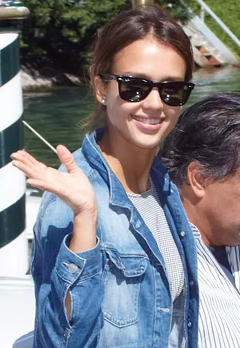 Jessica Alba, printre primele vedete sosite la Festivalul de film de la Venetia