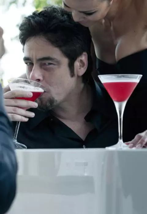 Benicio Del Toro este primul barbat Campari