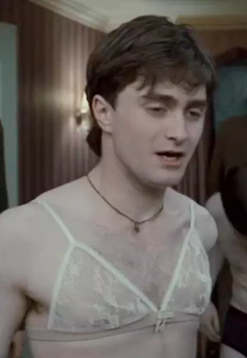 Fotografia zilei: Daniel Radcliffe cu sutien
